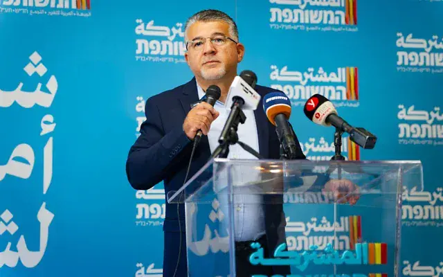 Le chef de la Liste arabe unie, Youssef Jabareen, participant à une conférence de presse conjointe consacrée à la présentation du programme du parti pour la prochaine législature, à Haïfa, dans le nord d’Israël, le 20 octobre 2026. (Crédit : Sharon Leibel/Flash90) Le chef de la Liste arabe unie, Youssef Jabareen, participant à une conférence de presse conjointe consacrée à la présentation du programme du parti pour la prochaine législature, à Haïfa, dans le nord d’Israël, le 20 octobre 2026. (Crédit : Sharon Leibel/Flash90)