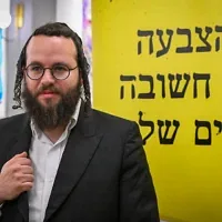 Moti Leitner, chef du parti « HaTzibur HaHaredi » (« Le public haredi »), participant à un meeting électoral, à Tel Aviv, en vue des prochaines élections législatives, le 21 octobre 2026. (Crédit : Avshalom Sassoni/Flash90)