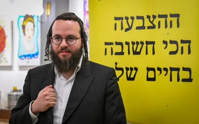 Moti Leitner, chef du parti « HaTzibur HaHaredi » (« Le public haredi »), participant à un meeting électoral, à Tel Aviv, en vue des prochaines élections législatives, le 21 octobre 2026. (Crédit : Avshalom Sassoni/Flash90)