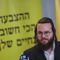 Moti Leitner, président du parti HaTzibur HaHaredi, tient une conférence de presse au siège de la campagne électorale du parti à Neve Ilan, à l'approche des élections à la Knesset, le 21 octobre 2026. (Crédit : Chaim Goldberg/Flash90)