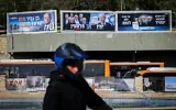 Des affiches de campagne électorale des partis Likud (au centre, à droite) et Otzma Yehudit (à gauche), à Safed, au nord d'Israël, à l'approche des prochaines élections législatives, le 21 octobre 2026. (Crédit : David Cohen/Flash90)