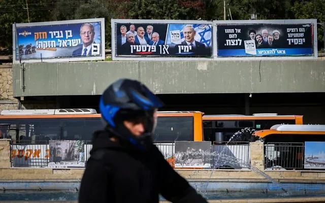Des affiches de campagne électorale des partis Likud (au centre, à droite) et Otzma Yehudit (à gauche), à Safed, au nord d'Israël, à l'approche des prochaines élections législatives, le 21 octobre 2026. (Crédit : David Cohen/Flash90) Des affiches de campagne électorale des partis Likud (au centre, à droite) et Otzma Yehudit (à gauche), à Safed, au nord d'Israël, à l'approche des prochaines élections législatives, le 21 octobre 2026. (Crédit : David Cohen/Flash90)