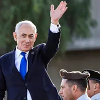 Le Premier ministre Benjamin Netanyahu lors d'une cérémonie de remise des diplômes d’un cours d’officiers de l’armée israélienne, dans le sud d’Israël, le 21 octobre 2026. (Crédit : Tsafrir Abayov/Flash90)