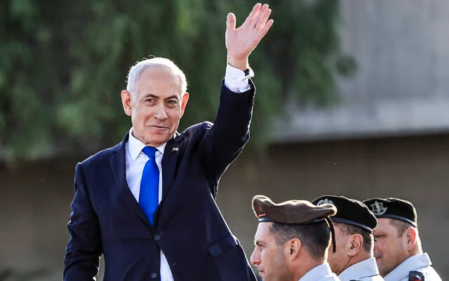 Le Premier ministre Benjamin Netanyahu lors d'une cérémonie de remise des diplômes d’un cours d’officiers de l’armée israélienne, dans le sud d’Israël, le 21 octobre 2026. (Crédit : Tsafrir Abayov/Flash90) Le Premier ministre Benjamin Netanyahu lors d'une cérémonie de remise des diplômes d’un cours d’officiers de l’armée israélienne, dans le sud d’Israël, le 21 octobre 2026. (Crédit : Tsafrir Abayov/Flash90)