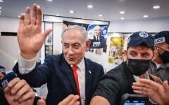 Le Premier ministre israélien et chef du Likud, Benjamin Netanyahu, se rendant au marché Hatikva de Tel Aviv dans le cadre de la campagne électorale du Likud en vue des prochaines élections législatives israéliennes, le 22 octobre 2026. (Crédit : Avshalom Sassoni/Flash90)