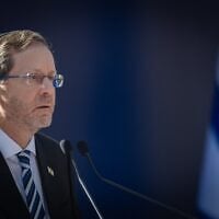 Le président Isaac Herzog prend la parole lors d'une cérémonie commémorative officielle marquant le 31e anniversaire de l'assassinat de l'ancien Premier ministre Yitzhak Rabin, au cimetière militaire du Mont Herzl à Jérusalem, le 22 octobre 2026. (Crédit : Noam Revkin Fenton/Flash90)