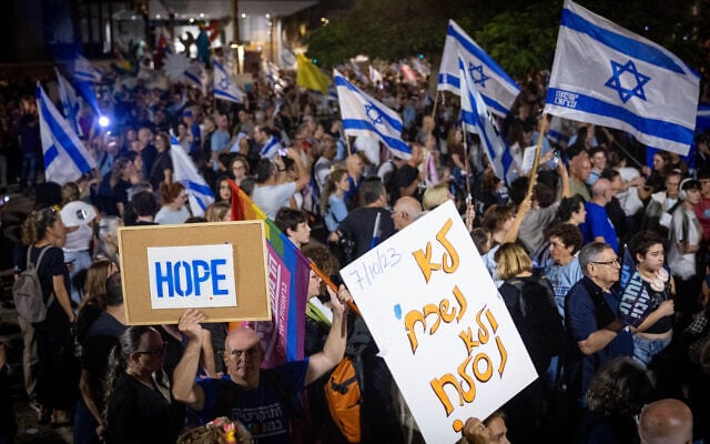 Des milliers d'Israéliens manifestant sur la Place des Otages à Tel Aviv pour réclamer la mise en place d'une commission d'enquête nationale sur le pogrom perpétré par le groupe terroriste palestinien du Hamas le 7 octobre 2023, à quelques jours seulement des élections législatives israéliennes, le 24 octobre 2026. (Crédit : Miriam Alster/Flash90) Des milliers d'Israéliens manifestant sur la Place des Otages à Tel Aviv pour réclamer la mise en place d'une commission d'enquête nationale sur le pogrom perpétré par le groupe terroriste palestinien du Hamas le 7 octobre 2023, à quelques jours seulement des élections législatives israéliennes, le 24 octobre 2026. (Crédit : Miriam Alster/Flash90)