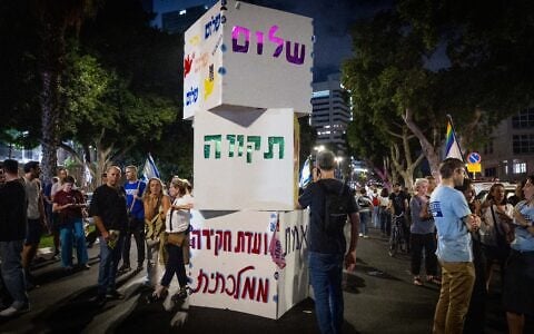 Des milliers d'Israéliens manifestant sur la Place des Otages à Tel Aviv pour réclamer la mise en place d'une commission d'enquête nationale sur le pogrom perpétré par le groupe terroriste palestinien du Hamas le 7 octobre 2023, à quelques jours seulement des élections législatives israéliennes, le 24 octobre 2026. (Crédit : Miriam Alster/Flash90)