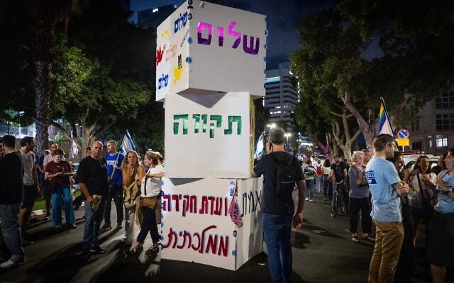 Des milliers d'Israéliens manifestant sur la Place des Otages à Tel Aviv pour réclamer la mise en place d'une commission d'enquête nationale sur le pogrom perpétré par le groupe terroriste palestinien du Hamas le 7 octobre 2023, à quelques jours seulement des élections législatives israéliennes, le 24 octobre 2026. (Crédit : Miriam Alster/Flash90) Des milliers d'Israéliens manifestant sur la Place des Otages à Tel Aviv pour réclamer la mise en place d'une commission d'enquête nationale sur le pogrom perpétré par le groupe terroriste palestinien du Hamas le 7 octobre 2023, à quelques jours seulement des élections législatives israéliennes, le 24 octobre 2026. (Crédit : Miriam Alster/Flash90)