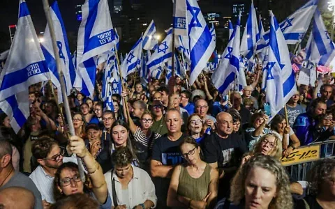 Des milliers d’Israéliens manifestant sur la Place des Otages à Tel Aviv, réclamant la mise en place d’une commission d’enquête nationale sur le pogrom perpétré par le groupe terroriste palestinien du Hamas le 7 octobre 2023, à quelques jours des élections législatives israéliennes du 24 octobre 2026. (Crédit : Miriam Alster/Flash90)