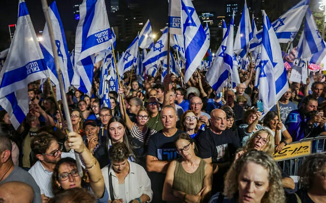 Des milliers d’Israéliens manifestant sur la Place des Otages à Tel Aviv, réclamant la mise en place d’une commission d’enquête nationale sur le pogrom perpétré par le groupe terroriste palestinien du Hamas le 7 octobre 2023, à quelques jours des élections législatives israéliennes du 24 octobre 2026. (Crédit : Miriam Alster/Flash90) Des milliers d’Israéliens manifestant sur la Place des Otages à Tel Aviv, réclamant la mise en place d’une commission d’enquête nationale sur le pogrom perpétré par le groupe terroriste palestinien du Hamas le 7 octobre 2023, à quelques jours des élections législatives israéliennes du 24 octobre 2026. (Crédit : Miriam Alster/Flash90)