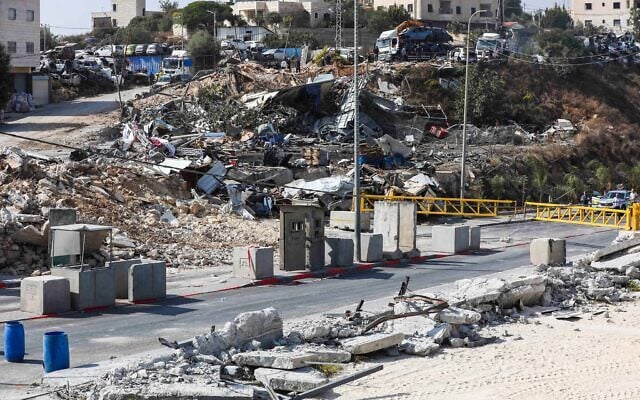 Vue du site de la fusillade meurtrière survenue au poste de contrôle du carrefour de Yehuda, près de la ville d'Hébron en Cisjordanie, où, la veille, deux soldats israéliens ont été tués et trois autres blessés par des tireurs palestiniens, le 24 octobre 2026. (Crédit : Wisam Hashlamoun/Flash90)