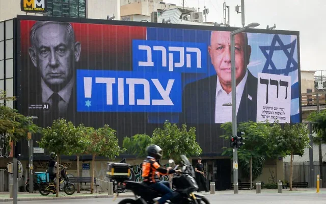 Affiches de campagne électorale à Tel Aviv, à la veille des élections législatives, 25 octobre 2026. (Crédit : Miriam Alster/FLASH90)