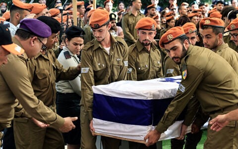 Des membres de la famille, des amis et des personnes en deuil assistent aux funérailles du soldat israélien, le sergent-major Ron Yonatan Roitman, 23 ans, tué lors d’une fusillade terroriste près de la ville cisjordanienne de Hébron, vendredi, au cimetière militaire d’Ashkelon, dans le sud d’Israël, le 25 octobre 2026. Photo par Tsafrir Abayov/Flash90