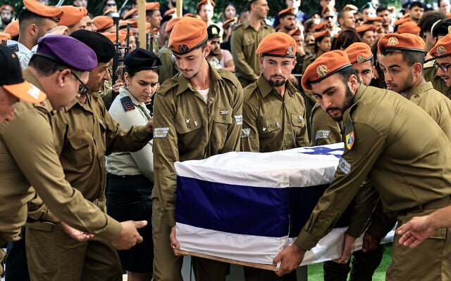 Des membres de la famille, des amis et des personnes en deuil assistent aux funérailles du soldat israélien, le sergent-major Ron Yonatan Roitman, 23 ans, tué lors d’une fusillade terroriste près de la ville cisjordanienne de Hébron, vendredi, au cimetière militaire d’Ashkelon, dans le sud d’Israël, le 25 octobre 2026. Photo par Tsafrir Abayov/Flash90