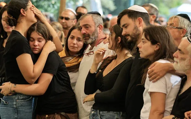 Des membres de la famille, des amis et des personnes en deuil ont assisté aux funérailles du sergent-chef israélien Ron Yonatan Roitman, 23 ans, tué lors d’une fusillade terroriste près de la ville cisjordanienne d’Hébron, vendredi, au cimetière militaire d’Ashkelon, dans le sud d’Israël, le 25 octobre 2026. (Crédit : Tsafrir Abayov/Flash90)