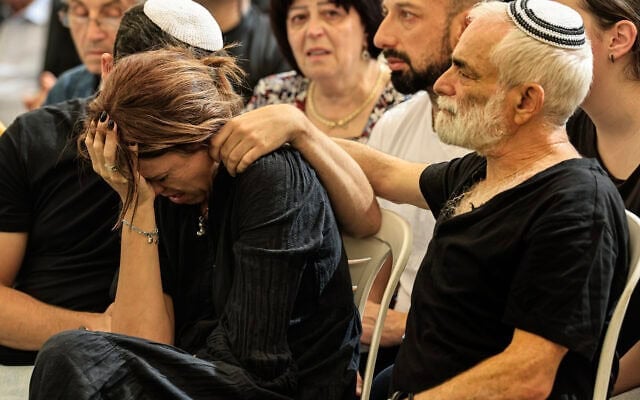 Des membres de la famille, des amis et des personnes en deuil assistent aux funérailles du soldat israélien, le sergent-major Ron Yonatan Roitman, 23 ans, tué lors d’une fusillade terroriste près de la ville cisjordanienne de Hébron, vendredi, au cimetière militaire d’Ashkelon, dans le sud d’Israël, le 25 octobre 2026. Photo par Tsafrir Abayov/Flash90