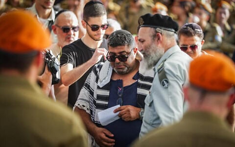 Des membres de la famille, des amis et des personnes en deuil assistent aux funérailles du soldat israélien Sgt. Yuval Shai Suilem, 20 ans, tué dans une fusillade palestinienne près de la ville d’Hébron en Cisjordanie le 23 octobre, au cimetière militaire de Hod Hasharon, dans le centre d’Israël, le 25 octobre 2026. (Photo Tal Gal/Flash90)