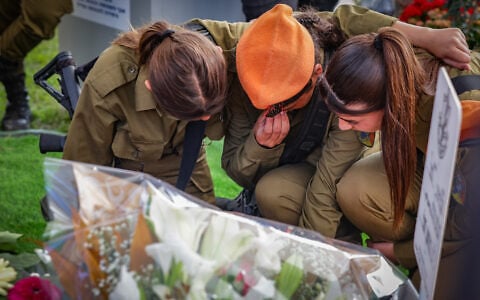 Des membres de la famille, des amis et des personnes en deuil assistent aux funérailles du soldat israélien Sgt. Yuval Shai Suilem, 20 ans, tué dans une fusillade palestinienne près de la ville d’Hébron en Cisjordanie le 23 octobre, au cimetière militaire de Hod Hasharon, dans le centre d’Israël, le 25 octobre 2026. (Photo Tal Gal/Flash90)