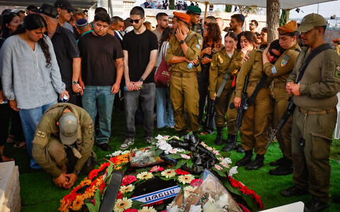 Des membres de la famille, des amis et des personnes en deuil assistent aux funérailles du soldat israélien Sgt. Yuval Shai Suilem, 20 ans, tué dans une fusillade palestinienne près de la ville d’Hébron en Cisjordanie le 23 octobre, au cimetière militaire de Hod Hasharon, dans le centre d’Israël, le 25 octobre 2026. (Photo Tal Gal/Flash90)