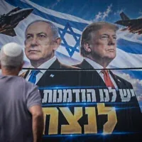 Une affiche de campagne électorale représentant le Premier ministre Benjamin Netanyahu (à gauche) aux côtés du président américain Donald Trump, sur laquelle on peut lire « Nous avons une chance de gagner », apposée à l'arrière d'un bus à Jérusalem, à l'approche des élections législatives, le 25 octobre 2026. (Crédit : Yonatan Sindel/Flash90)