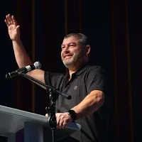 Ofer Winter, chef du parti Amkha Yisrael et ancien général de l’armée israélienne, prenant la parole lors d’un rassemblement de soutien à son parti, à Jérusalem, deux jours avant les élections législatives israéliennes, le 25 octobre 2026. (Crédit : Yonatan Sindel/Flash90)