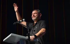 Ofer Winter, chef du parti Amkha Yisrael et ancien général de l’armée israélienne, prenant la parole lors d’un rassemblement de soutien à son parti, à Jérusalem, deux jours avant les élections législatives israéliennes, le 25 octobre 2026. (Crédit : Yonatan Sindel/Flash90)