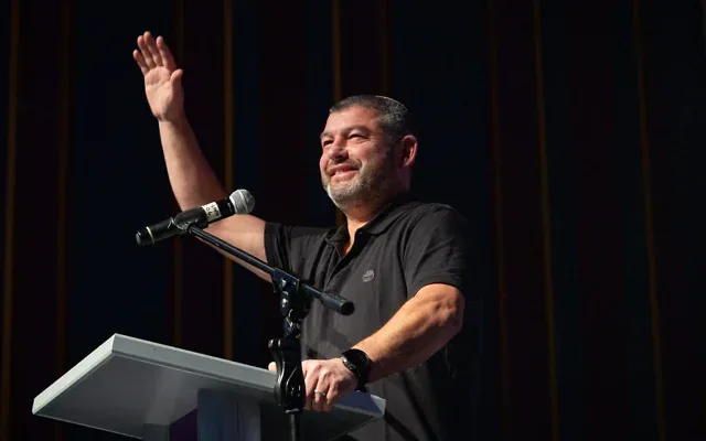 Ofer Winter, chef du parti Amkha Yisrael et ancien général de l’armée israélienne, prenant la parole lors d’un rassemblement de soutien à son parti, à Jérusalem, deux jours avant les élections législatives israéliennes, le 25 octobre 2026. (Crédit : Yonatan Sindel/Flash90)