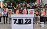 Des familles endeuillées, ayant perdu des proches lors du massacre perpétré par le Hamas le 7 octobre 2023, observent une minute de silence et font une déclaration particulière sur la « Place des Otages » à Tel Aviv, au matin des élections législatives israéliennes, le 27 octobre 2026. (Crédit : Avshalom Sassoni/Flash90)