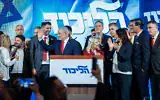 Le Premier ministre Benjamin Netanyahu salue ses partisans tôt dans la matinée au siège électoral du Likud à Jérusalem, du 28 octobre 2026. (Crédit : Chaim Goldberg/Flash90)