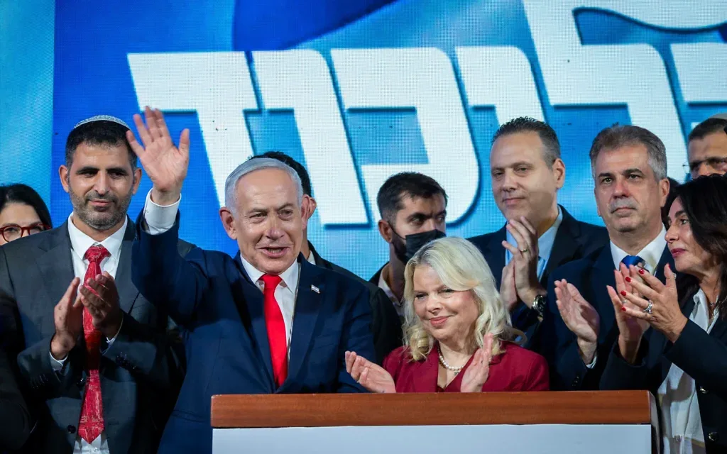 Le Premier ministre et chef du Likud, Benjamin Netanyahu, au lendemain des élections législatives, au siège de campagne de son parti, à Jérusalem, le 28 octobre 2026. (Crédit : Chaim Goldberg/Flash90) Le Premier ministre et chef du Likud, Benjamin Netanyahu, au lendemain des élections législatives, au siège de campagne de son parti, à Jérusalem, le 28 octobre 2026. (Crédit : Chaim Goldberg/Flash90)