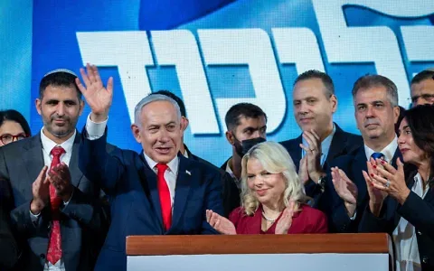 Le Premier ministre et chef du Likud, Benjamin Netanyahu, au lendemain des élections législatives, au siège de campagne de son parti, à Jérusalem, le 28 octobre 2026. (Crédit : Chaim Goldberg/Flash90)