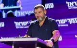 Ofer Winter, chef du parti Amkha Yisrael, s’exprime au quartier général de campagne de son parti après la fermeture des bureaux de vote et la publication des sondages à la sortie des urnes, tard dans la soirée, à Glilot, le 27 octobre 2026. (Crédit : Liron Moldovan/Flash90)