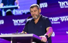Ofer Winter, chef du parti Amkha Yisrael, s’exprime au quartier général de campagne de son parti après la fermeture des bureaux de vote et la publication des sondages à la sortie des urnes, tard dans la soirée, à Glilot, le 27 octobre 2026. (Crédit : Liron Moldovan/Flash90)