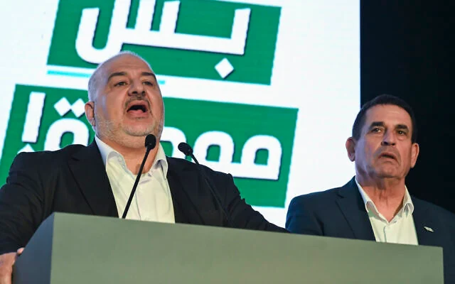 Le chef du Raam, Mansour Abbas (à gauche), aux côtés de Yoav Segalovitz sur scène après la publication des résultats des sondages à la sortie des urnes dans la ville de Sakhnin, au nord d'Israël, le 27 octobre 2026. (Crédit : Michael Giladi/Flash90) Le chef du Raam, Mansour Abbas (à gauche), aux côtés de Yoav Segalovitz sur scène après la publication des résultats des sondages à la sortie des urnes dans la ville de Sakhnin, au nord d'Israël, le 27 octobre 2026. (Crédit : Michael Giladi/Flash90)