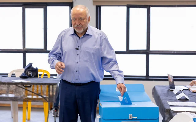 Avigdor Liberman, chef du parti Yisrael Beytenu, déposant son bulletin de vote dans un bureau de vote de l’implantation de Nokdim, en Cisjordanie, lors des élections législatives du 27 octobre 2026. (Crédit : Noam Revkin Fenton/Flash90) Avigdor Liberman, chef du parti Yisrael Beytenu, déposant son bulletin de vote dans un bureau de vote de l’implantation de Nokdim, en Cisjordanie, lors des élections législatives du 27 octobre 2026. (Crédit : Noam Revkin Fenton/Flash90)
