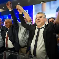 Youssef Jabareen, chef de la Liste arabe unie, et ses partisans réunis au quartier général de campagne du parti, à Nazareth, le 27 octobre 2026. (Crédit : Sharon Leibel/Flash90)