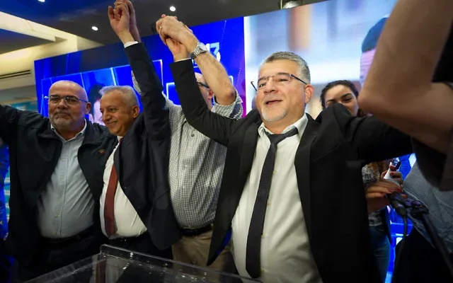 Youssef Jabareen, chef de la Liste arabe unie, et ses partisans réunis au quartier général de campagne du parti, à Nazareth, le 27 octobre 2026. (Crédit : Sharon Leibel/Flash90) Youssef Jabareen, chef de la Liste arabe unie, et ses partisans réunis au quartier général de campagne du parti, à Nazareth, le 27 octobre 2026. (Crédit : Sharon Leibel/Flash90)