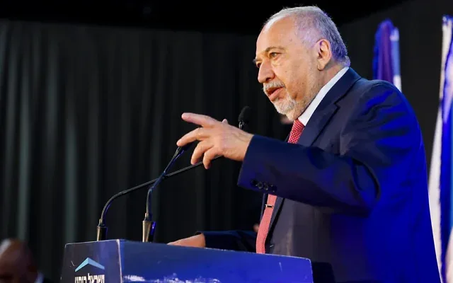 Avigdor Liberman, chef d’Yisrael Beytenu, au siège électoral du parti à Tel Aviv, le soir des élections, le 27 octobre 2026. (Crédit : Tal Gal/Flash90)