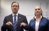 Le président Isaac Herzog et son épouse Michal ont voté dans un bureau de vote à Jérusalem, lors des élections israéliennes du 27 octobre 2026. (Yonatan Sindel/FLASH90)