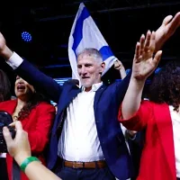 Le président du parti HaDemocratim, Yair Golan, et des membres de sa faction fêtent leurs résultats au siège électoral du parti à Tel Aviv, après la publication des résultats des sondages à la sortie des urnes, le 27 octobre 2026. (Crédit: Yehoshua Yosef/Flash90)