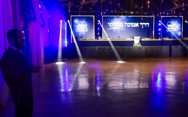 Vue du siège électoral déserté du parti Shas à Jérusalem, après la fermeture des bureaux de vote et la publication des résultats des sondages à la sortie des urnes lors de la soirée électorale en Israël, le 27 octobre 2026. (Crédit : Yossi Zamir/Flash90) Vue du siège électoral déserté du parti Shas à Jérusalem, après la fermeture des bureaux de vote et la publication des résultats des sondages à la sortie des urnes lors de la soirée électorale en Israël, le 27 octobre 2026. (Crédit : Yossi Zamir/Flash90)