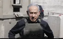 Le Premier ministre Benjamin Netanyahu lors d'une déclaration vidéo depuis Hébron, en Cisjordanie, le 23 octobre 2026. (Capture d'écran/GPO)