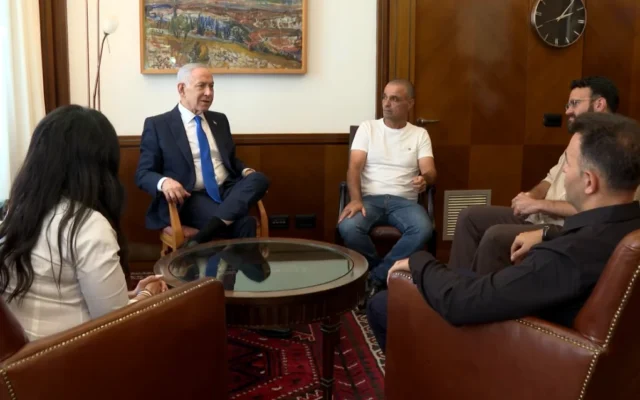 Le Premier ministre Benjamin Netanyahu rencontre les survivants du vol Flydubai qui a été attaqué, le 1er octobre 2026. (Capture d’écran/GPO)