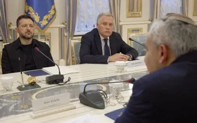 Le président ukrainien Volodymyr Zelensky recevant une délégation israélienne conduite par le ministre Zeev Elkin, à Kiev, le 6 octobre 2026. (Crédit : Capture d'écran/Bureau présidentiel ukrainien) Le président ukrainien Volodymyr Zelensky recevant une délégation israélienne conduite par le ministre Zeev Elkin, à Kiev, le 6 octobre 2026. (Crédit : Capture d'écran/Bureau présidentiel ukrainien)
