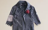 Un costume Beetlejuice pour enfants, auparavant proposé sur le site de Zara, qui a été comparé à la tenue des détenus des camps de concentration nazis. (Crédit : Zara)