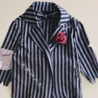 Un costume Beetlejuice pour enfants, auparavant proposé sur le site de Zara, qui a été comparé à la tenue des détenus des camps de concentration nazis. (Crédit : Zara)
