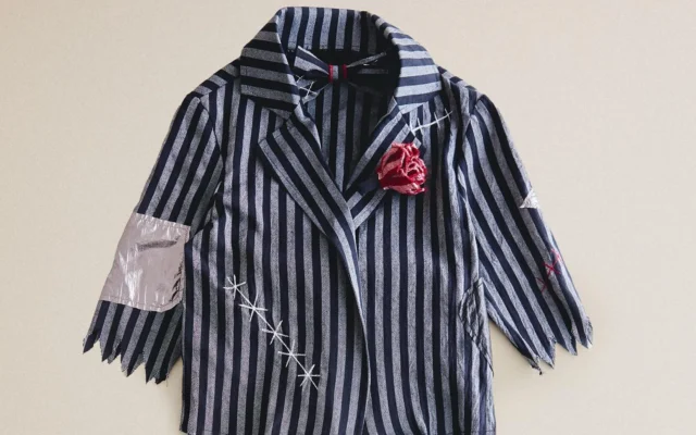 Un costume Beetlejuice pour enfants, auparavant proposé sur le site de Zara, qui a été comparé à la tenue des détenus des camps de concentration nazis. (Crédit : Zara)