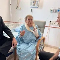 Le président du parti HaDemocratim, Yair Golan (à droite), et le député Gilad Kariv (à gauche) rendent visite à la photojournaliste Heidi Levine, attaquée en Cisjordanie le 16 octobre, à l'hôpital le 18 octobre 2026.