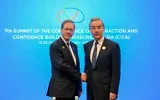 Le président Isaac Herzog (à gauche) rencontre le ministre chinois des Affaires étrangères Wang Yi à Bakou, le 16 octobre 2026. (Crédit: Isaac Herzog via X)
